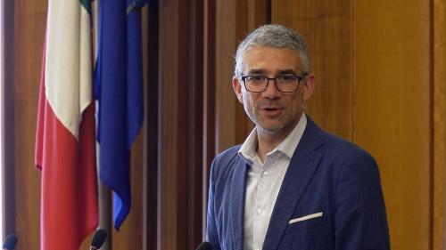 L'assessore regionale alle Autonomie locali, Pierpaolo Roberti, nella sala del Consiglio comunale di Gorizia durante i lavori del Coordinamento delle Anci regionali