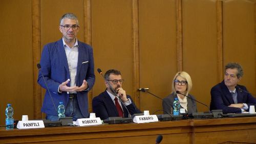 L'assessore regionale alle Autonomie locali, Pierpaolo Roberti, nella sala del Consiglio comunale di Gorizia durante i lavori del Coordinamento delle Anci regionali