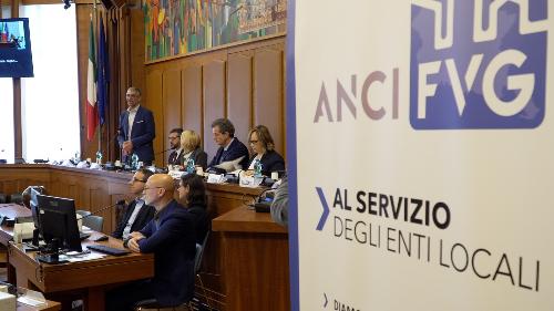 L'assessore regionale alle Autonomie locali, Pierpaolo Roberti, nella sala del Consiglio comunale di Gorizia durante i lavori del Coordinamento delle Anci regionali
