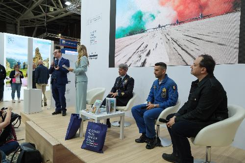 Un momento dell'incontro dedicato alla presentazione del fumetto dedicato alle Frecce tricolori