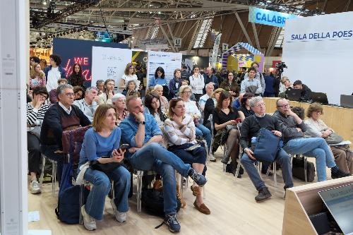 Il pubblico presente a uno degli eventi dedicati alla poesia nello stand della Regione 
