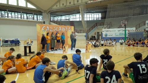 Una fase delle premiazioni del torneo promosso a Trieste dall'associaizone Calicanto. Al microfono l'assessore Roberti