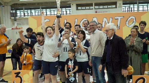 Una fase delle premiazioni del torneo promosso a Trieste dall'associaizone Calicanto. Al microfono l'assessore Roberti