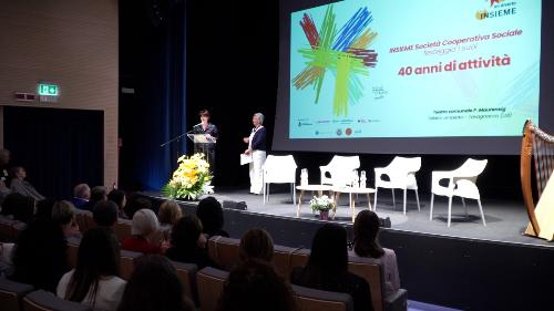 L'assessore Rosolen sul palco del Teatro Maurensig