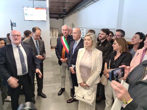 L'assessore regionale alle Infrastrutture e territorio, Cristina Amirante all'interno degli uffici della nuova sede dell'Agenzia delle Entrate a Pordenone