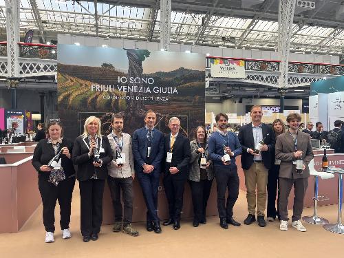 Il governatore Fedriga e l'assessore Zannier assieme ai produttori Fvg presenti alla Wine Fair 2026