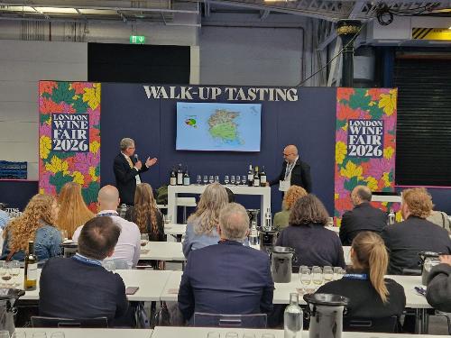 L'assessore Zannier mentre presenta alla folta platea specializzata le produzioni Fvg