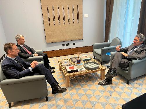 Il governatore Massimiliano Fedriga e il portavoce Edoardo Petiziol all'incontro con l'ambasciatore d'Italia nel Regno Unito Fabio Cassese