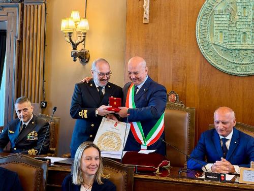 La consegna della cittadinanza onoraria alla Capitaneria di Trieste.
