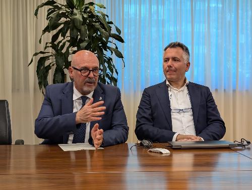 L'assessore regionale Callari alla firma dei verbali di consegna dei beni statali nella sede della Regione 