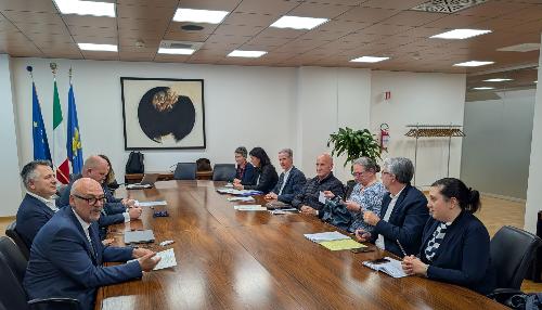 L'assessore regionale Callari alla firma dei verbali di consegna dei beni statali nella sede della Regione 