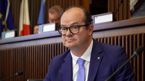 Il vicegovernatore Mario Anzil durante i lavori d'Aula