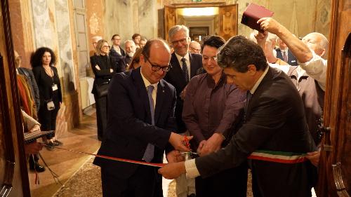 Il taglio del nastro della mostra visitabile a Villa Manin fino al 6 settembre