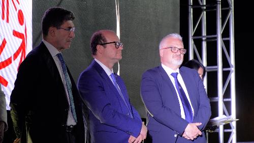 Il vicegovernatore Mario Anzil (al centro) durante la cerimonia a lignano