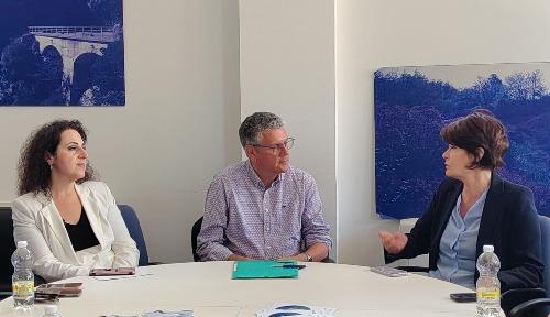 Un momento dell'incontro tra l'assessore regionale al Lavoro Alessia Rosolen e Helmut Lechner, il responsabile delle attività dei cross-border europei alla Direzione generale Occupazione, Affari sociali e Inclusione della Commissione europea.