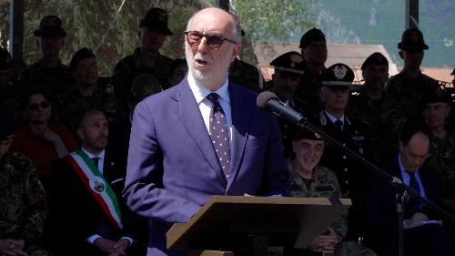 L’assessore regionale alla Protezione civile, Riccardo Riccardi, alla cerimonia militare svoltasi alla caserma Goi-Pantanali di Gemona del Friuli per rendere omaggio alle vittime del sisma del 1976, e in particolare ai 29 alpini deceduti nella tragica notte del 6 maggio.