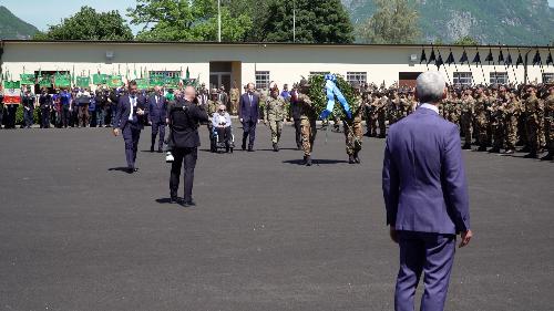Un momento della cerimonia militare svoltasi alla caserma Goi-Pantanali di Gemona del Friuli per rendere omaggio alle vittime del sisma del 1976, e in particolare ai 29 alpini deceduti nella tragica notte del 6 maggio.
