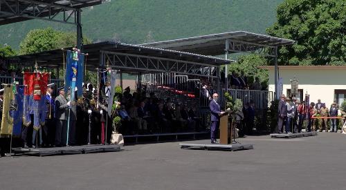 Un momento della cerimonia militare svoltasi alla caserma Goi-Pantanali di Gemona del Friuli per rendere omaggio alle vittime del sisma del 1976, e in particolare ai 29 alpini deceduti nella tragica notte del 6 maggio.